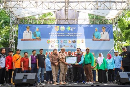 Di HKN 59, Bupati Hendy Bagikan 1.115 SK Nakes & Resmikan Forum Silaturahmi Organisasi Profesi Nakes Kab. Jember